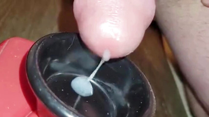 marpan: Extreme close-up enorme dikke lading sperma in de cup geboord...