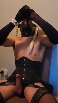 Latexová panenka nosí spodní prádlo a sperma
