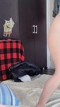 Amateurvrouw geniet ervan om kleding te passen en ze te snijden.