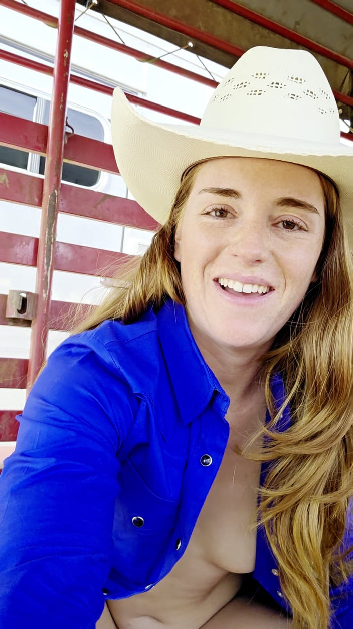 NaughtyRedFarmgirl: Zrzka předvádí nahé tělo, zatímco nosí sexy košili