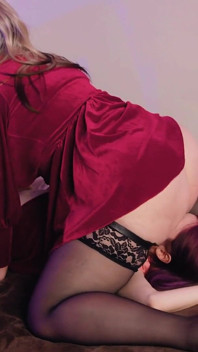 Mama vitregă medie stă pe fața fiicei vitrege, apoi o distruge cu un vibrator legat uriaș