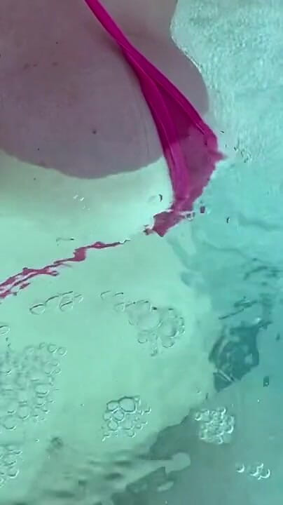 Artemisia Love: Artemisia adore montrer ses seins parfaits dans un micro bikini...