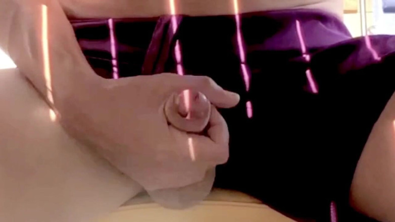 Fuckbutty: สาวเอ็กซ์hibit นั่งช่วยตัวเองใต้โต๊ะกลางแจ้ง