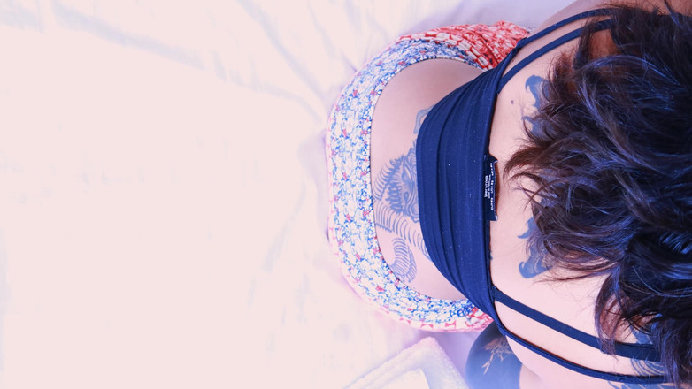 Ellie pink: 热辣宝贝 tattoed 让我用传教士体位品尝那紧致的阴户