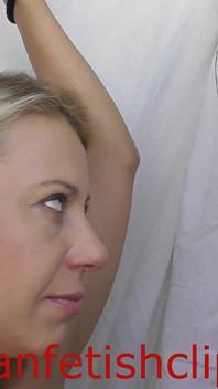 Krásná blonďatá MILFka Nikki potěšená svou chlupatou kundičkou