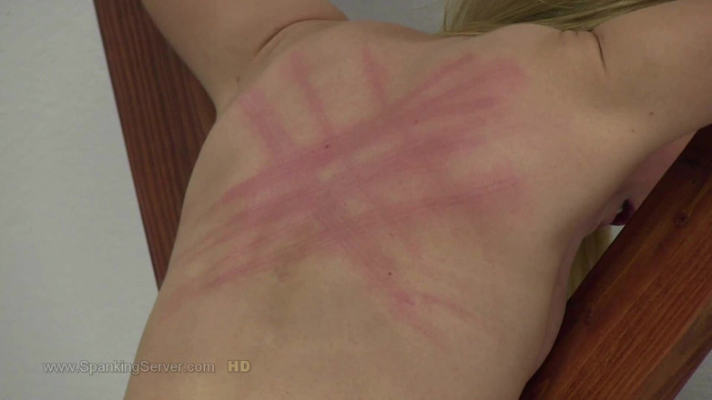 Spanking Server: Luca Bella se fait fouetter sans capote