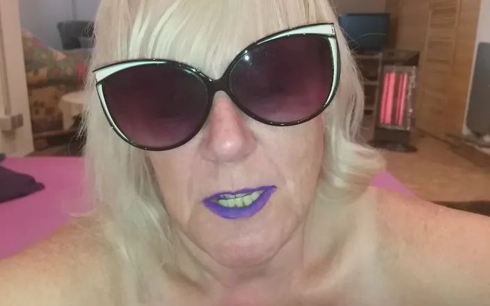 PureVicky66: Sexy babička se těší na šukání prsou