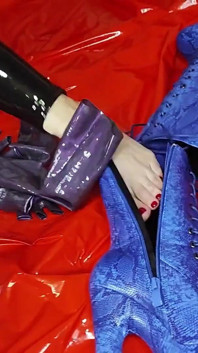 Pijpen en lipjob in een latexmasker, klaarkomen op de ballon en veel zweet