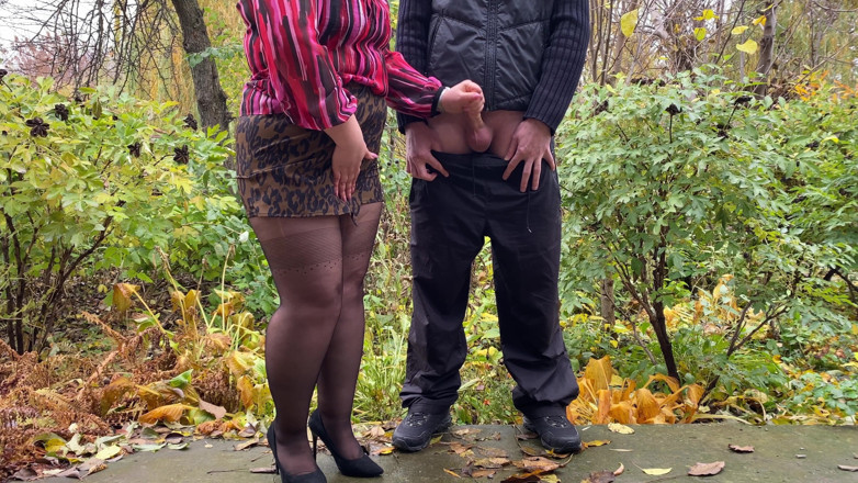 OurFetishLife: Kurvige MILF nimmt tiefe kehle im freien