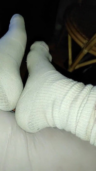 Spor ayakkabıları ve beyaz çoraplar Viagra gibi görünüyor