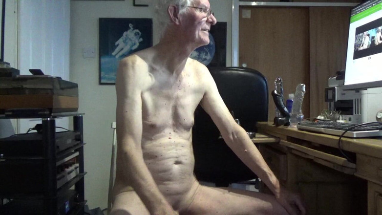 bigears: Приватне шоу - роздягання, смоктання ділдо та камшот