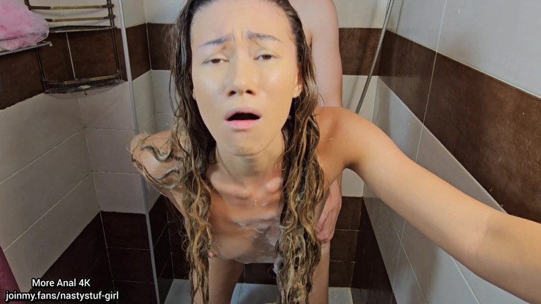Nastystuf Girl: คุณแม่เลี้ยงรักเย็ดตูด พร้อมกางตูดโดยไม่ทันได้สระผม