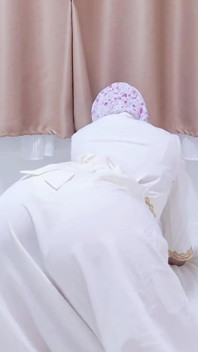 Una Chica Hijab De Malasia Provocando Con Abaya Blanca Mostrando Su Culo