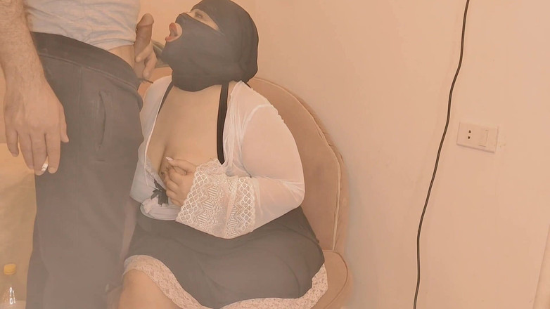 moonx: エジプトの大学生である売春婦が、勉強中に極度の興奮状態でお尻と膣を見せる