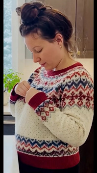 Aku grepe-grepe toket besarku dan mainin sweater untuk teman sekamar lesbian 63f-ku, aku pengen scissor dan 69-nya