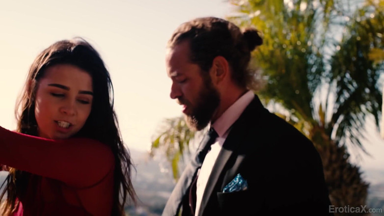 Erotica X: Ateşli esmer Kylie Rocket erkek arkadaşının düğününde arkadaşıyla sikişiyor- eroticax