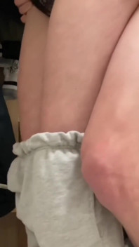 Una teen di 18 anni viene scopata timidamente nel suo appartamento mentre