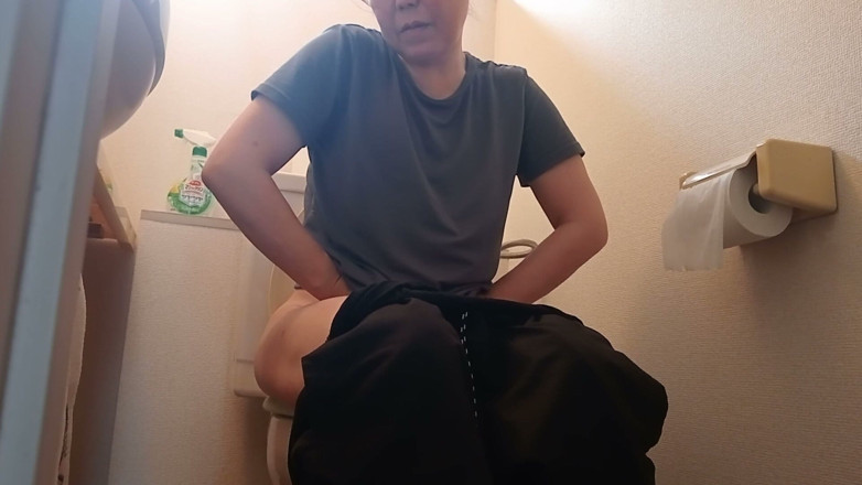 Mayumi Kanzaki: Refreshing in the Restroom