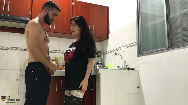 Emma vict: Berkongkek di dapur rumah saya semasa ayah tiri saya berada...