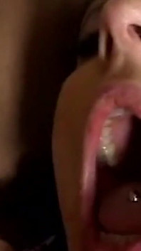 Deepthroat lacrime bavaglio sporgente gola sborra ingoio troia