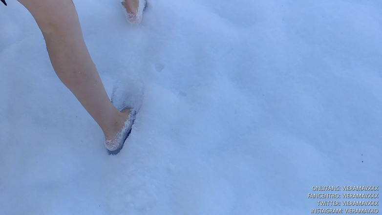 VieraMayXXX: 비키니 눈 천사와 맨발로 걷는