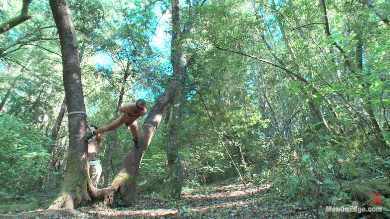 Men on Edge: Связанному домину богов Джош Уэст не дают кончить глубоко в лесу