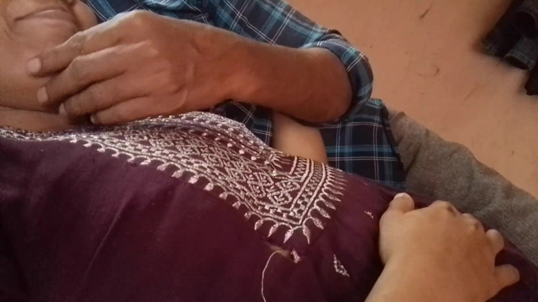 LEGSCOUPLE12: Chica india pone su pene en su boca y toma...