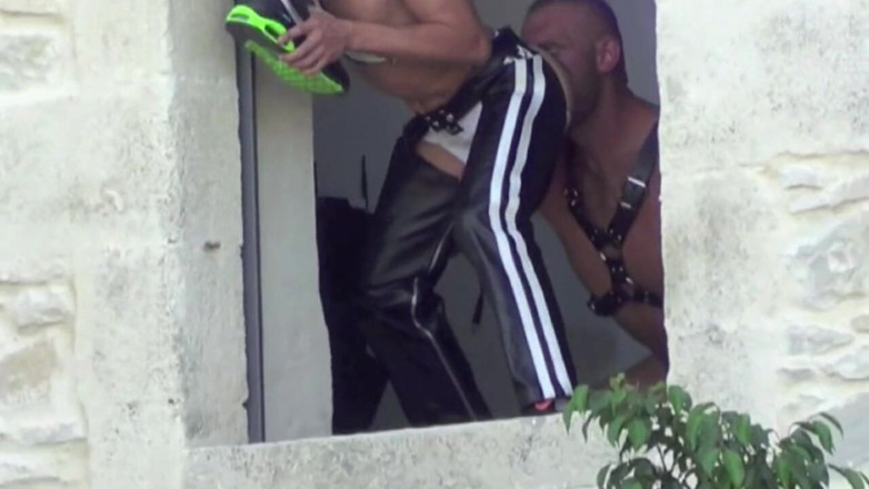 Sneaker Sex Kinky: Snekaer and leather submission by bear