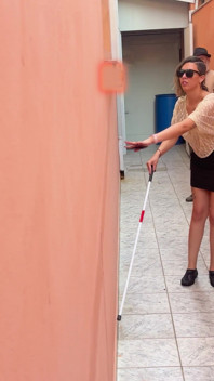 Jouer à l’étiquette de gel avec une fille aveugle dans la ruelle