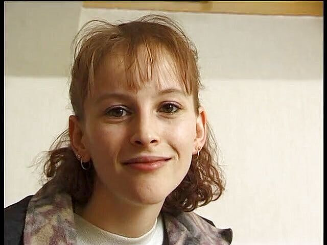 Slutty Teenies: Sólo škádlení brunetky s malými kozami na castingu