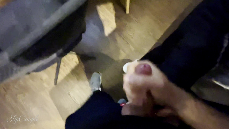 SlipCouple: फर्नीचर की दुकान में हैण्डजॉब जोखिम भरा और दीवाना वीर्य निकालना!