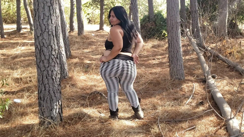 Riderqueen: Big ass walking in forest