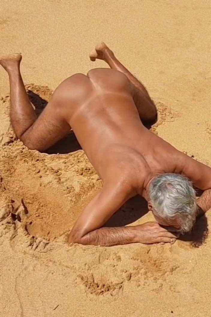 Ladysilvas: ビーチでレイシルバが彼女のホットなお尻を抱きたがっている