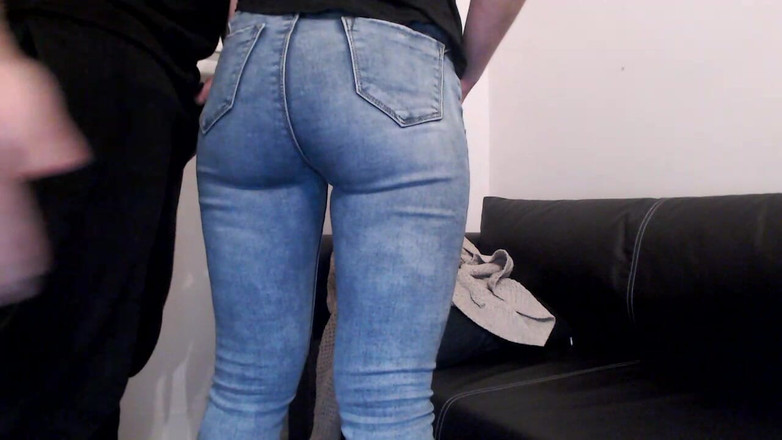 MagicStas: Трахаю задницу и трахаю пальцами киску в синих джинсах в любительском видео