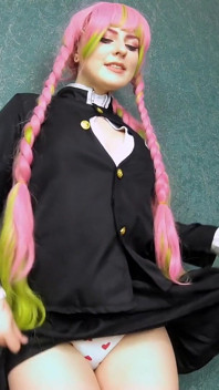 다리를 꼬고 큰 엉덩이로 놀리는 Mitsuri Kanroji