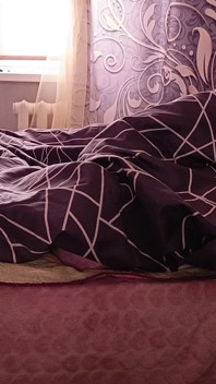 Sdílená postel se sousedem ji ošukal do pusy a do kundičky zezadu