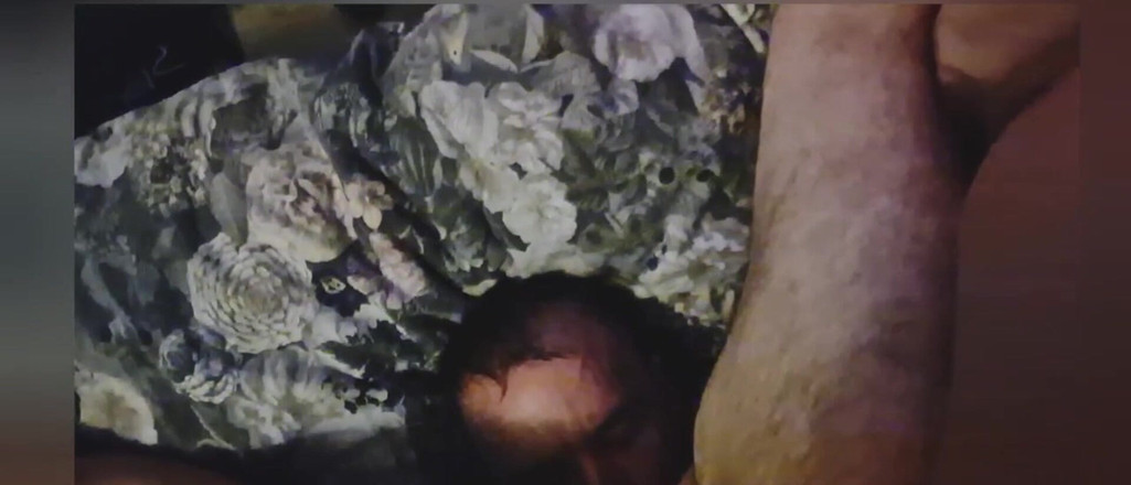 SwitchMixCouple: Ассистированная авто фелляцией + страпоном + поделили огромный камшот на лицо