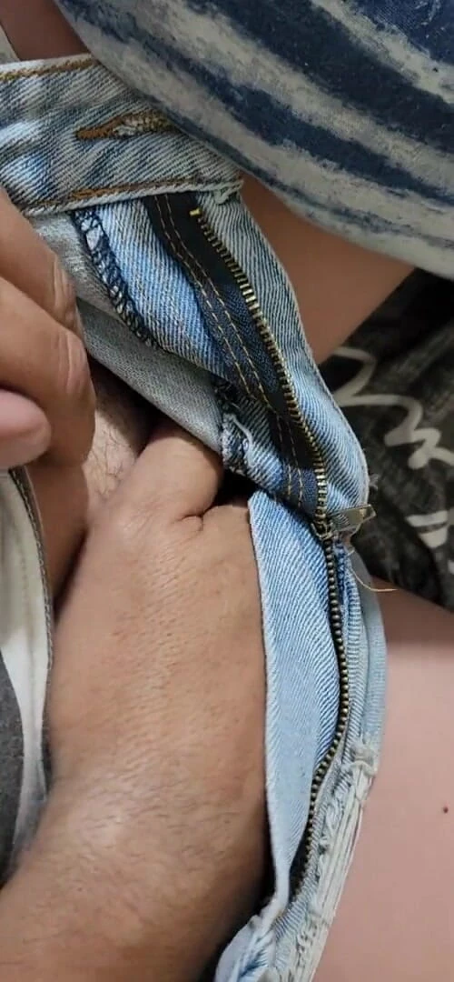 Sparowdox: Aku lagi asik fingering pacarku yang masih 19 tahun dengan celana...