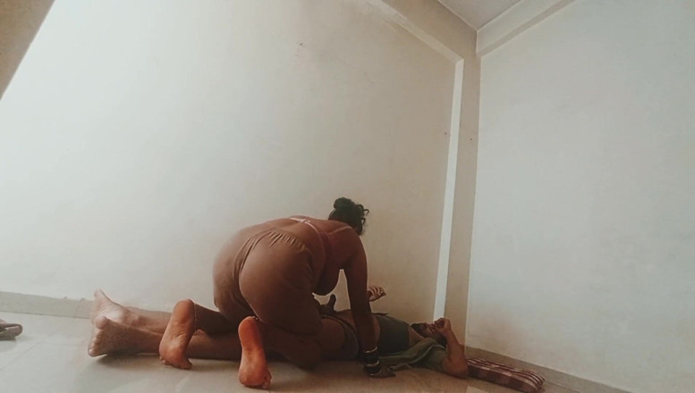 Harder299: Il baise une bhabhi du village desi après longtemps. MILF...