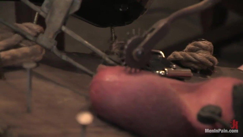 Men In Pain by Kink: ケイドのトレーニング、初日