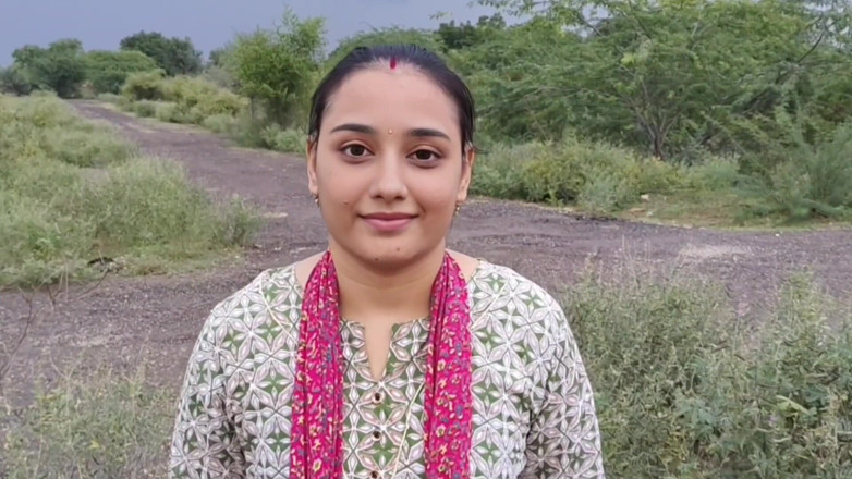 Khushboobhabi: Desi Bhabi a deschis vopseaua pe drum.