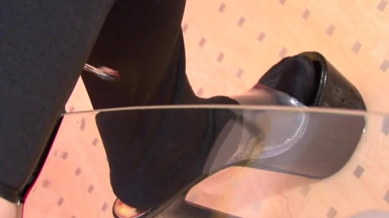 Femdom Austria: ฉี่รดโต๊ะกระจก