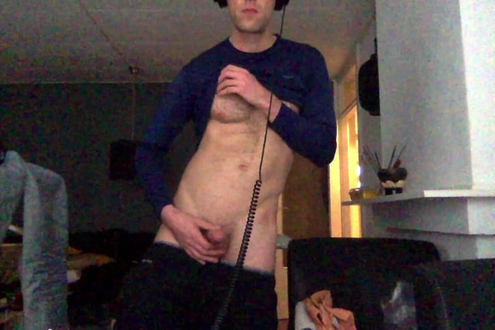 Cam Crest: Nice Dick Pumping at My Friends Place