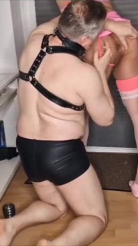 Un beau-père utilise un femboy mignon et se fait éjaculer dessus