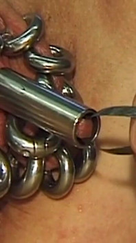 Zrzka MILF předvádí své extrémní piercingy