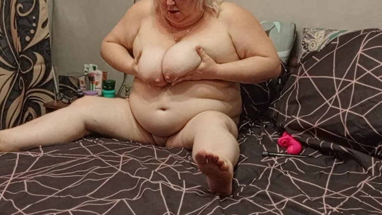 Zona901: Une belle-mère nue se masturbe la chatte