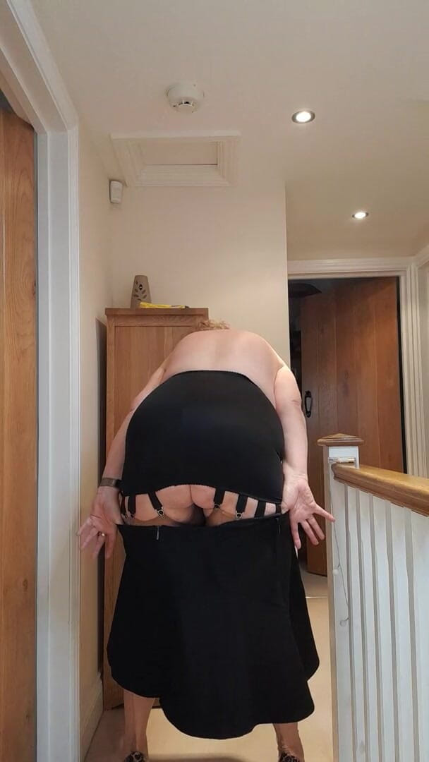 Uk Joolz: กระโปรงสั้น ถุงน่อง FF ส้นสูง ไม่ใส่กางเกงใน!