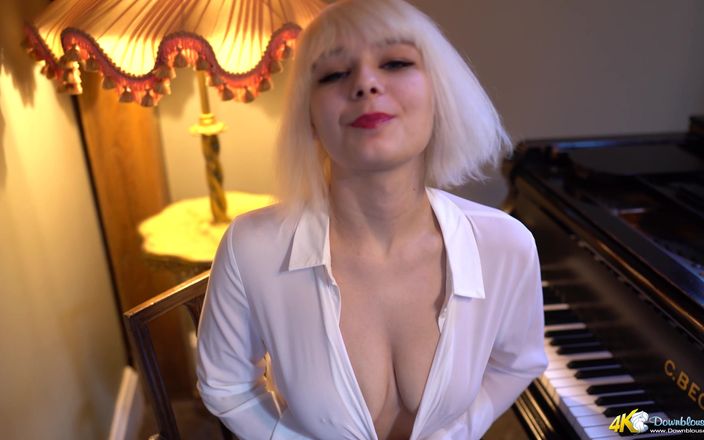 DownblouseJerk: Dolliiy - pianista dura de rock