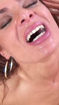 Fisting na bunda dela e garganta profunda
