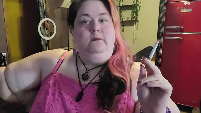 Kitty Delgato: Une SSBBW fume en jouant avec mon cou et mes...